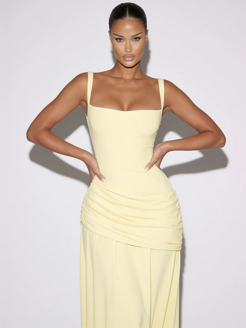 Close view of the Améliane butter yellow maxi dress with square neckline and ruched hip detail